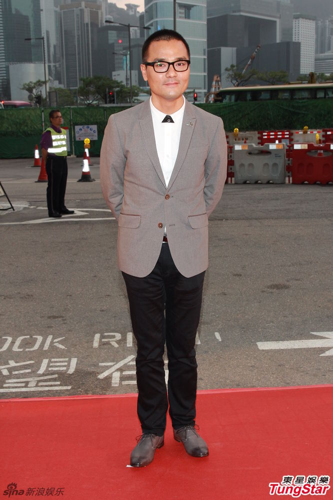 组图:林家栋西装搭黑框眼镜亮相红毯_高清图集_新浪网