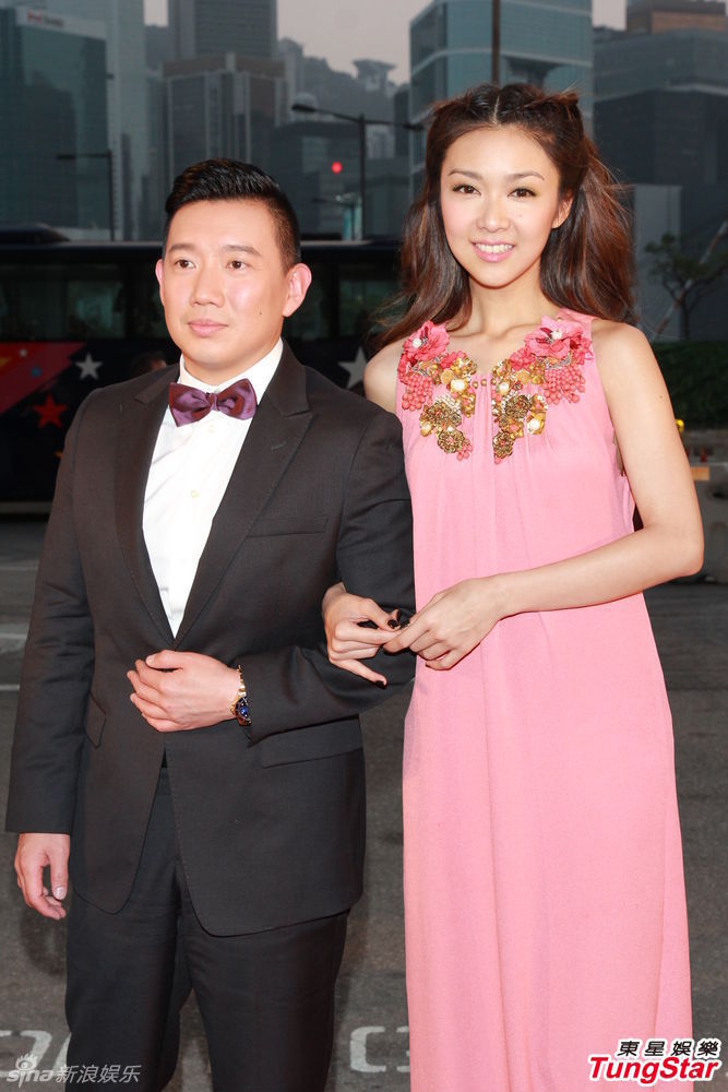 杜汶泽显绅士派头,薛凯琪着粉红色长裙