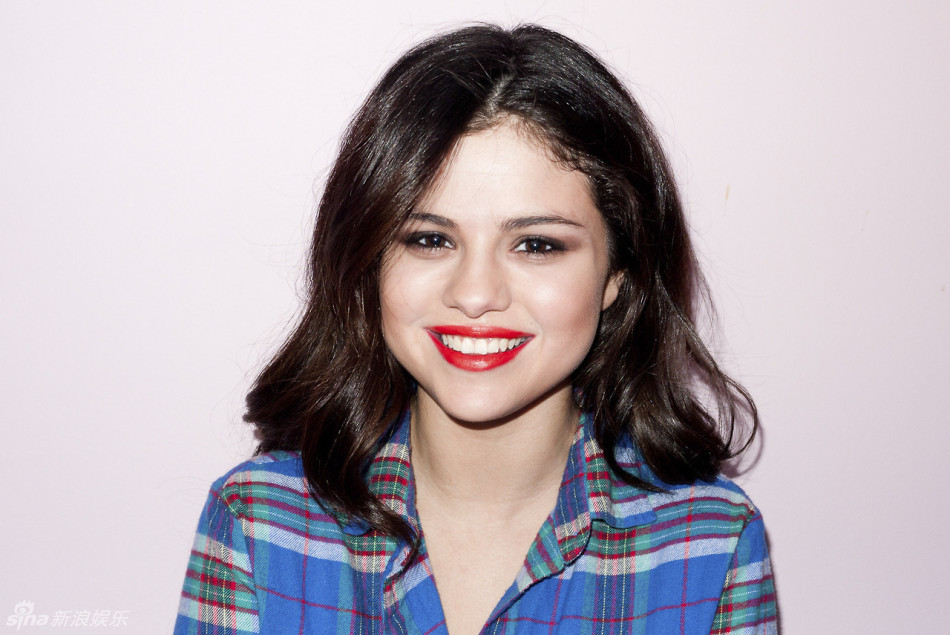 赛琳娜黑框变可爱书呆 屌丝装胸门大开