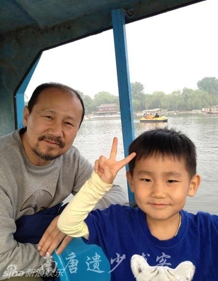 53岁腾格尔6岁儿子曝光 抱萌宠笑容阳光