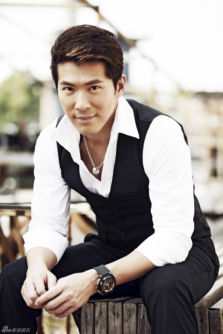 黄少祺随性压铁路展质感型男风采