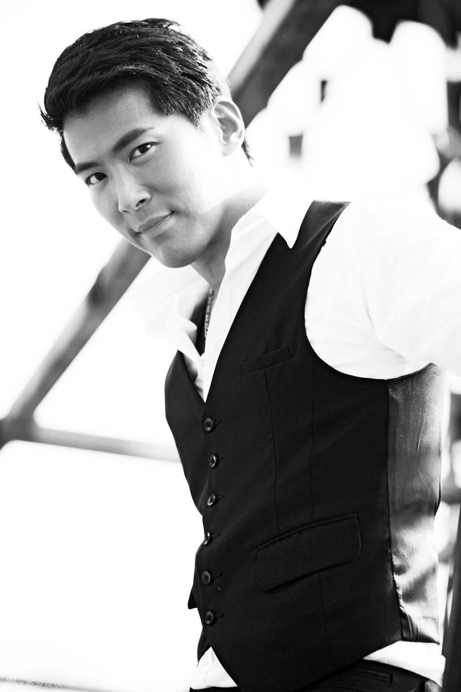 黄少祺随性压铁路展质感型男风采