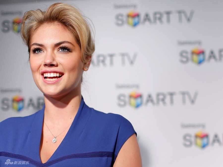 抖奶超模阿普顿紧身蓝裙亮相大秀s曲线