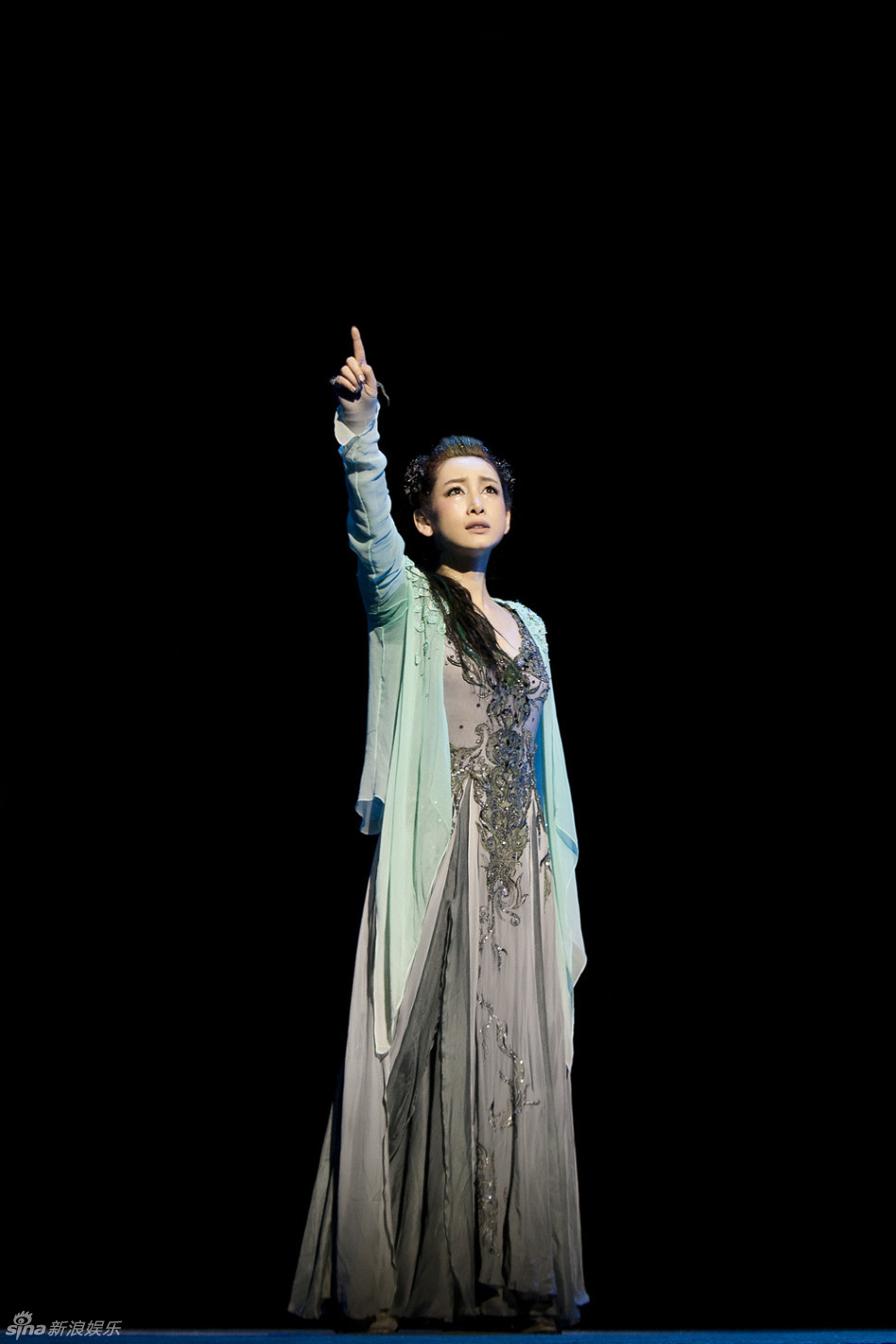 青蛇展露"妖性魅惑"