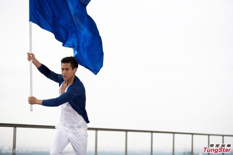 彭于晏湿身拍广告 展示性感人鱼线