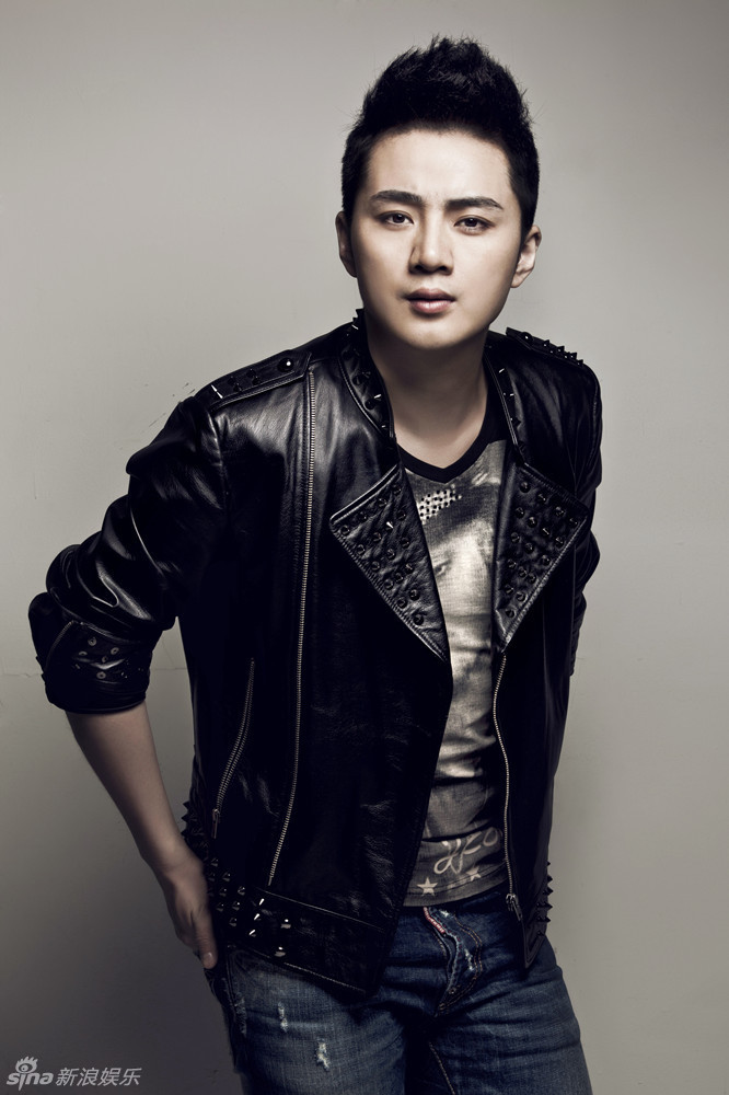 组图:余少群写真突破形象 浓眉白面变型男_高清图集_新浪网