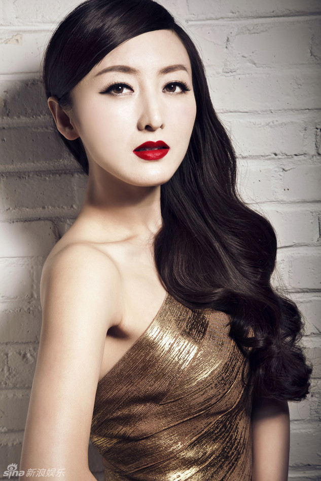 组图:何晴复古写真红唇金衣容妆精致_高清图集_新浪网