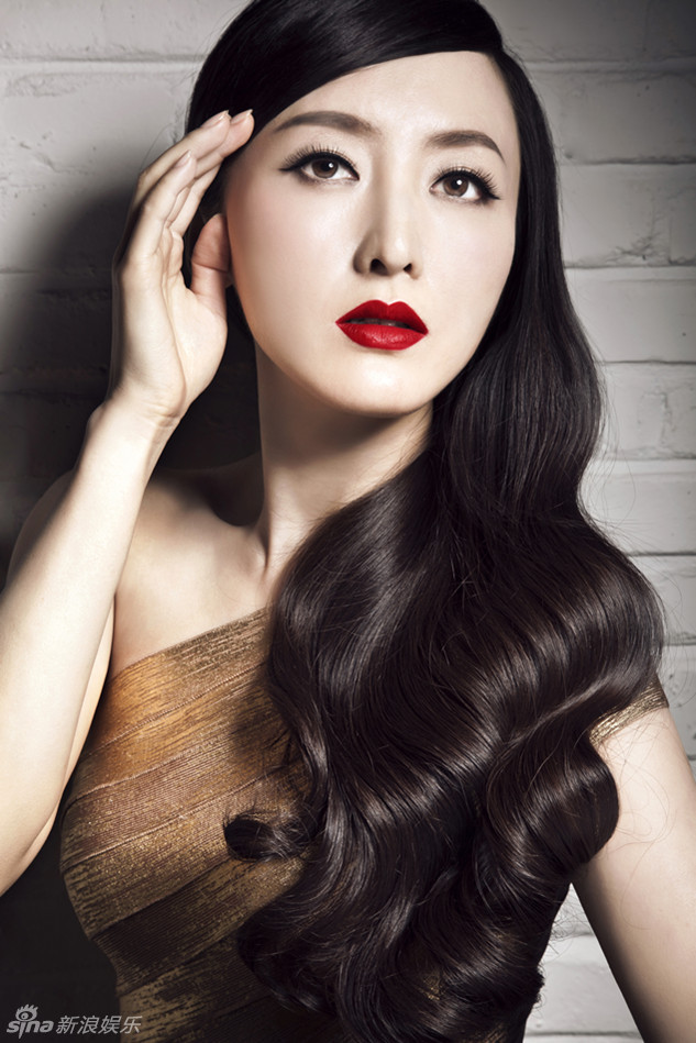 组图:何晴复古写真红唇金衣容妆精致_高清图集_新浪网