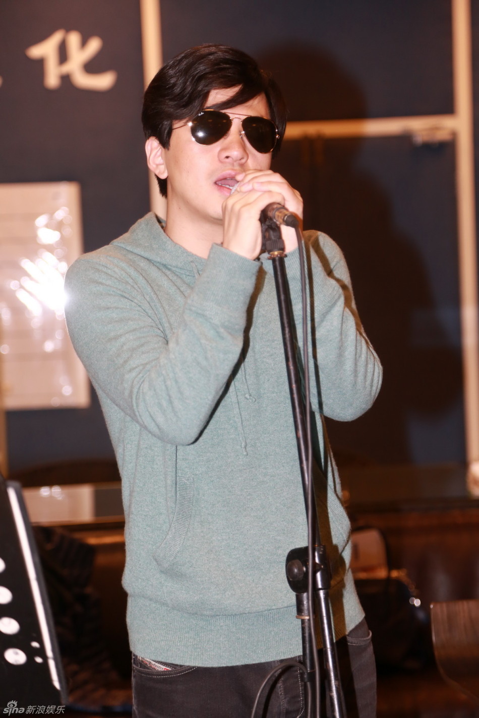 李健上海演唱会彩排 戴墨镜深情演唱