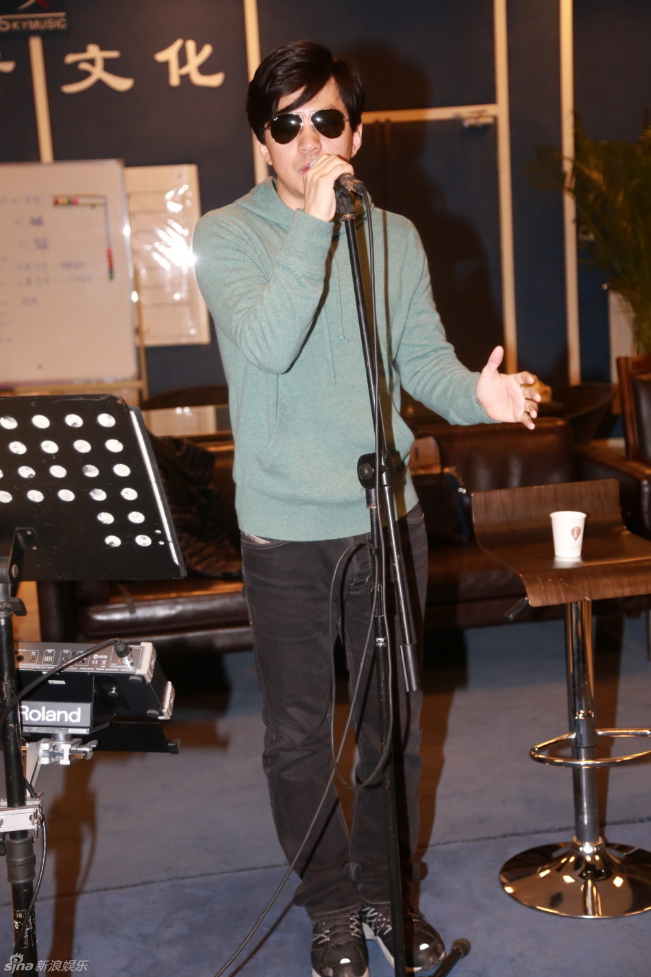 组图:李健上海演唱会彩排 戴墨镜深情演唱_高清图集_新浪网