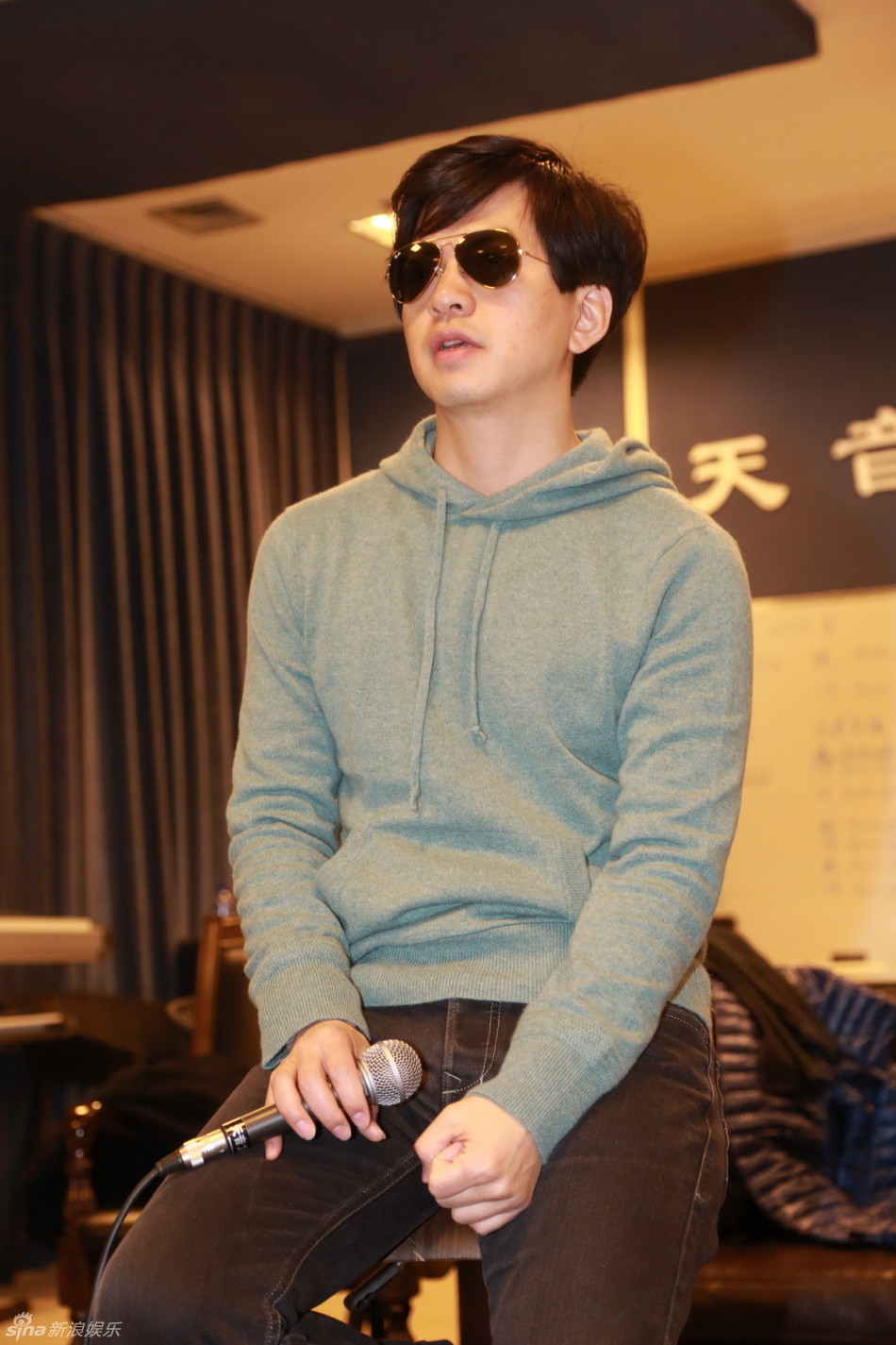 组图:李健上海演唱会彩排 戴墨镜深情演唱_高清图集_新浪网