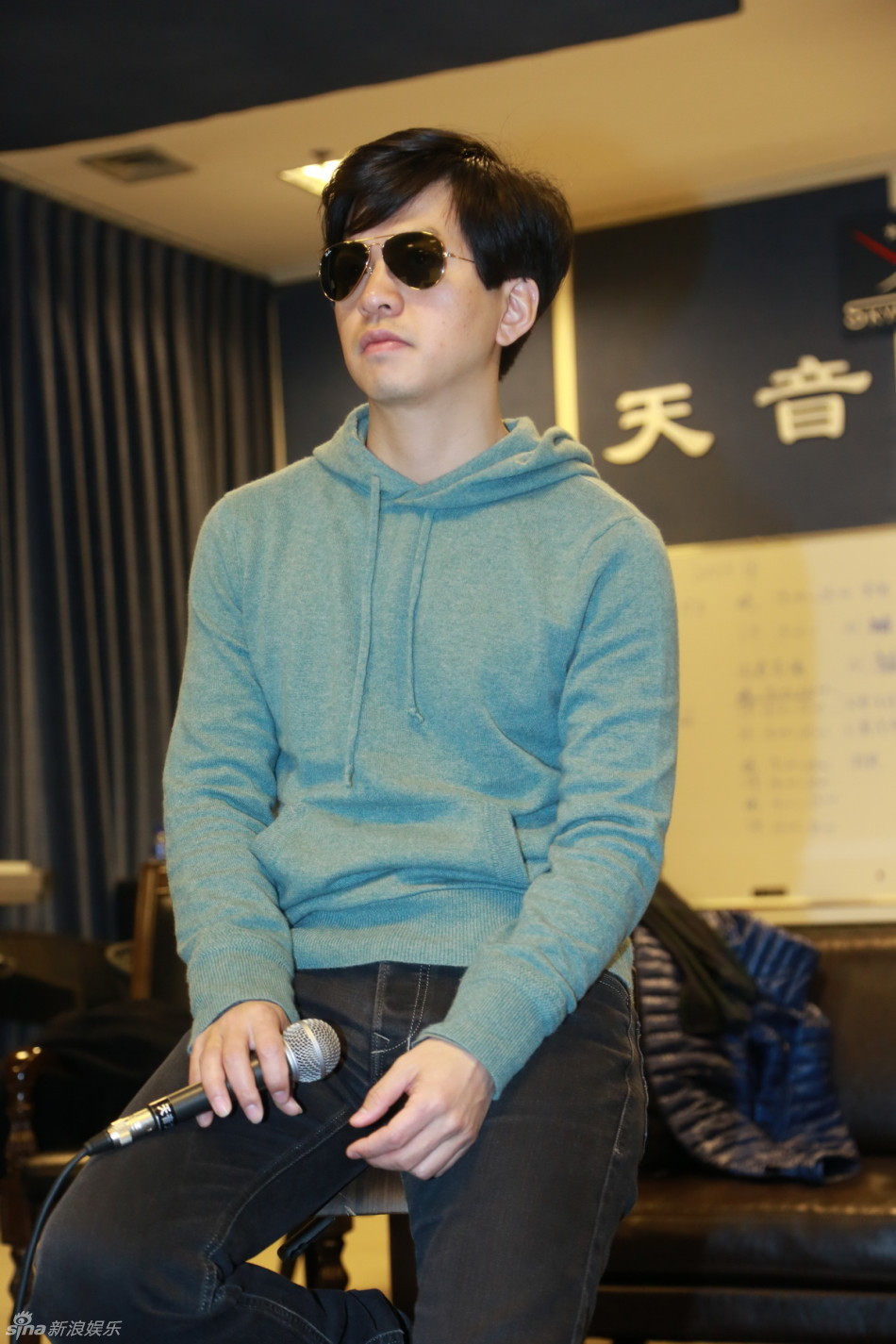 组图:李健上海演唱会彩排 戴墨镜深情演唱_高清图集_新浪网