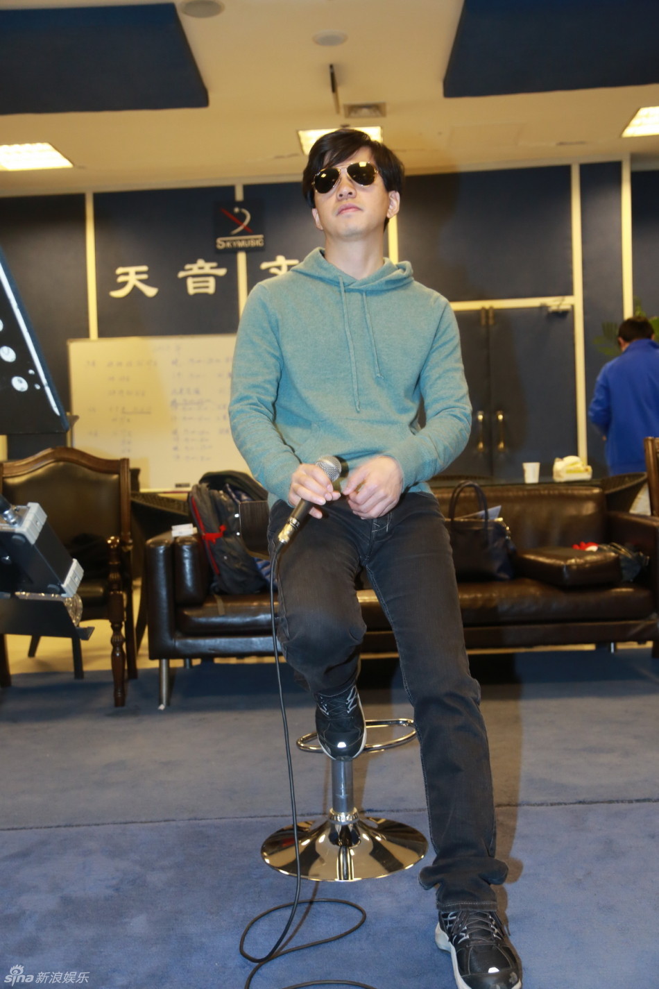 李健上海演唱会彩排 戴墨镜深情演唱