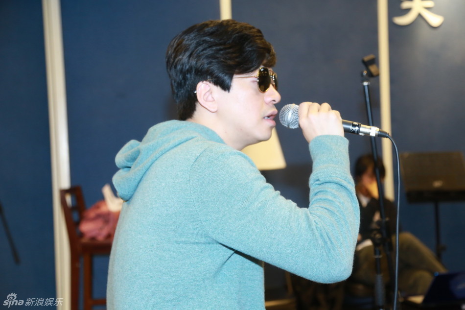 组图:李健上海演唱会彩排 戴墨镜深情演唱_高清图集_新浪网