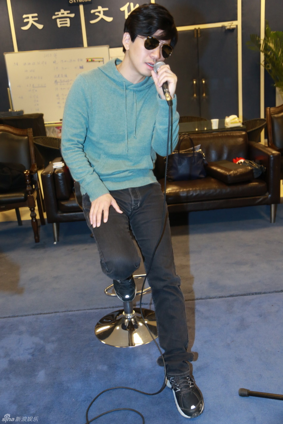 组图:李健上海演唱会彩排 戴墨镜深情演唱_高清图集_新浪网