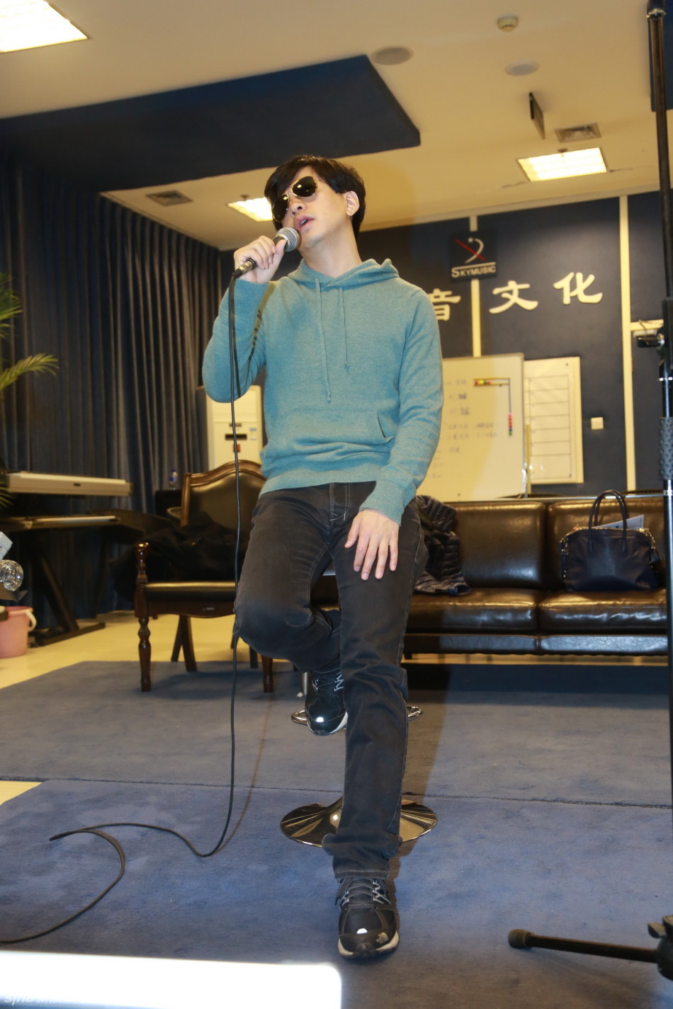 李健上海演唱会彩排 戴墨镜深情演唱