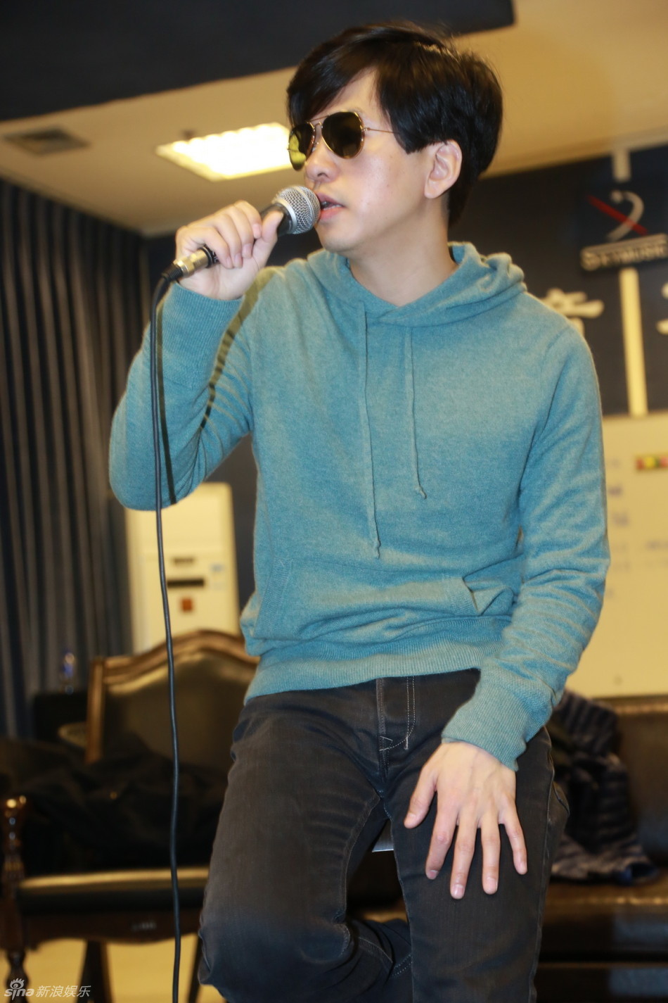 组图:李健上海演唱会彩排 戴墨镜深情演唱_高清图集_新浪网