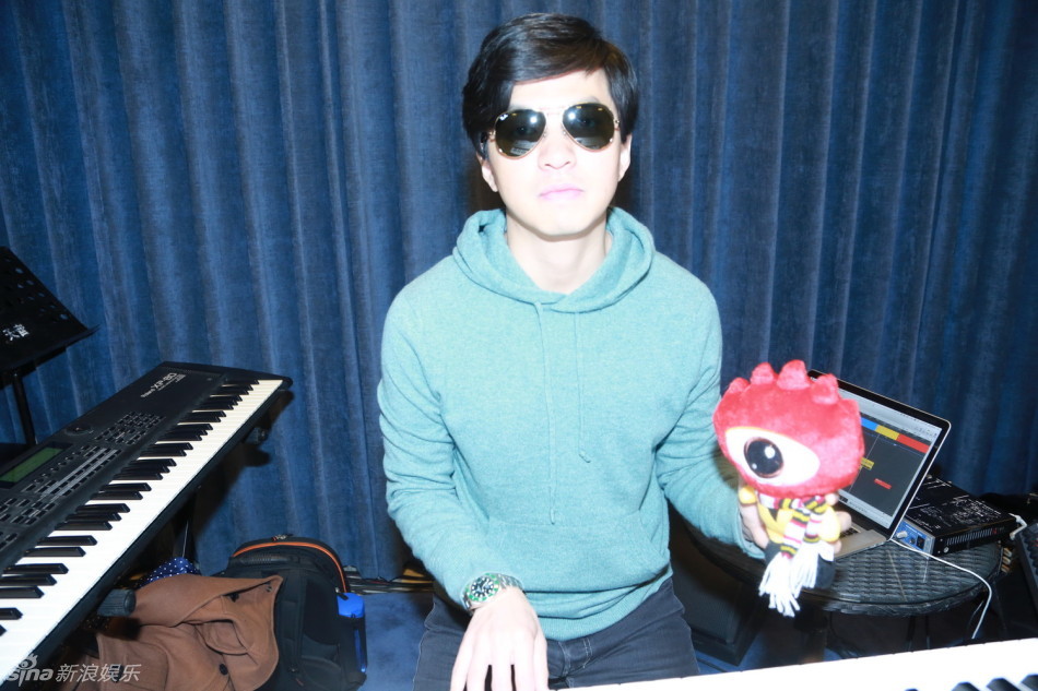 组图:李健上海演唱会彩排 戴墨镜深情演唱_高清图集_新浪网