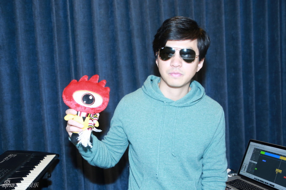 组图:李健上海演唱会彩排 戴墨镜深情演唱_高清图集_新浪网