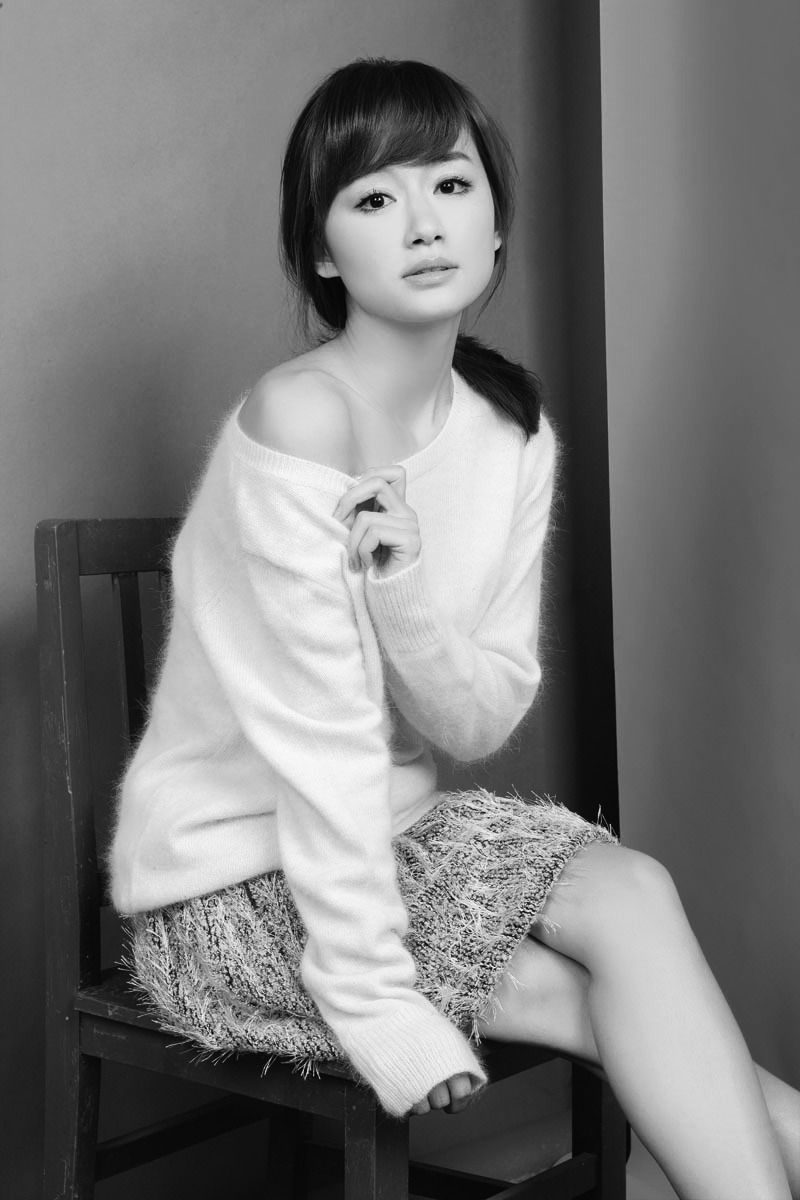 新浪娱乐讯 近日人气女演员乔乔为某杂志拍摄里一组复古风格写真,写真