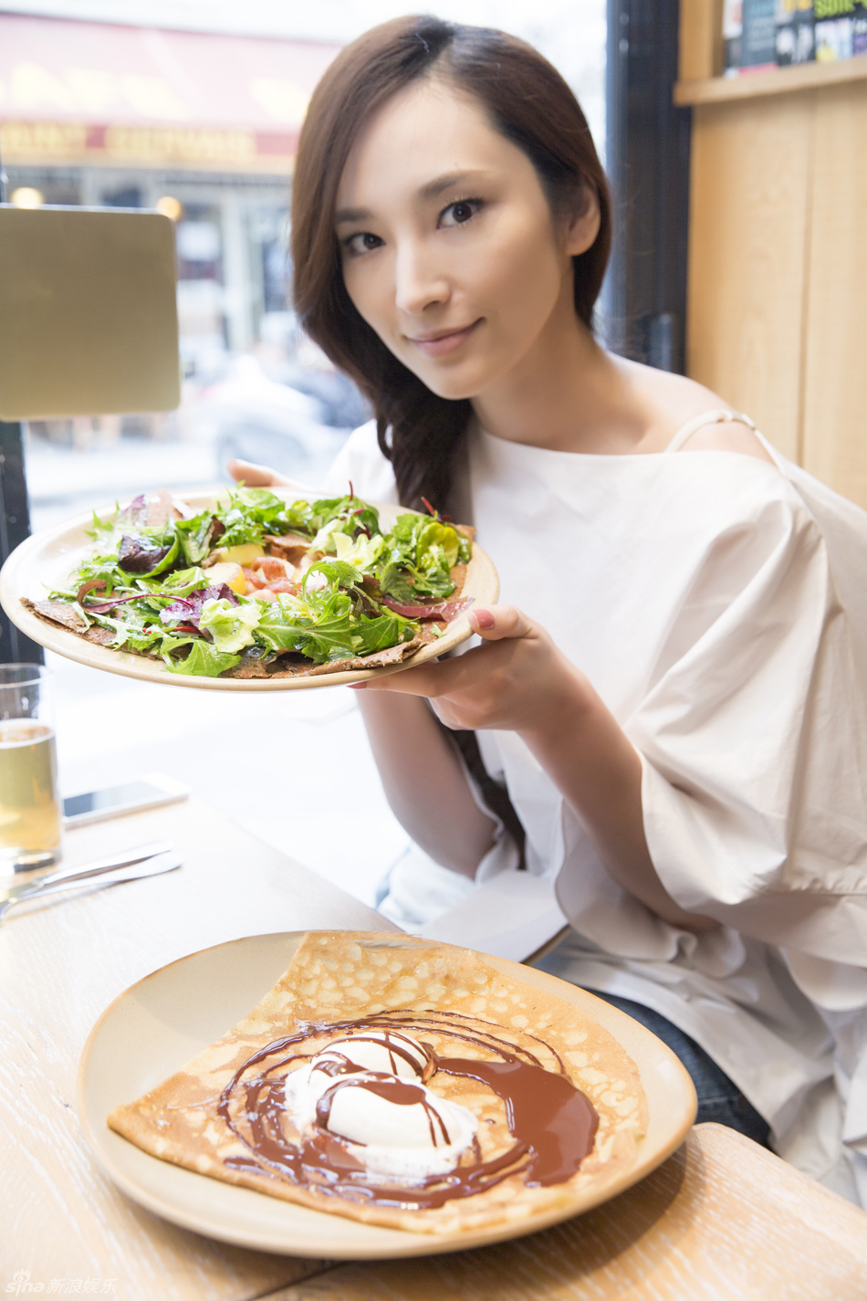 组图:吴佩慈巴黎休闲生活 坐木马逗趣照_高清图集_新浪网