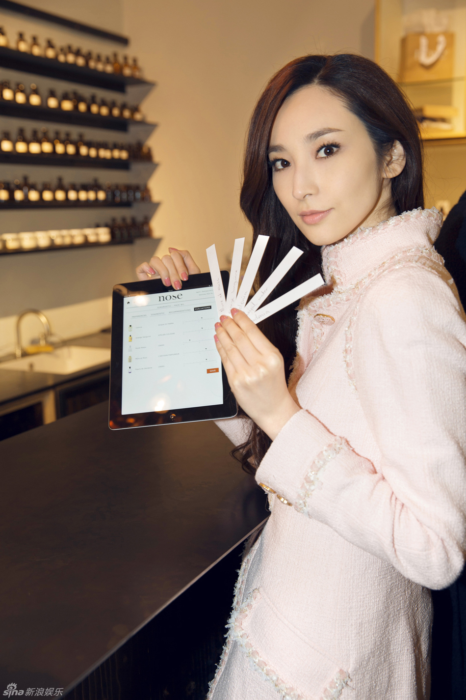 组图:吴佩慈巴黎休闲生活 坐木马逗趣照_高清图集_新浪网