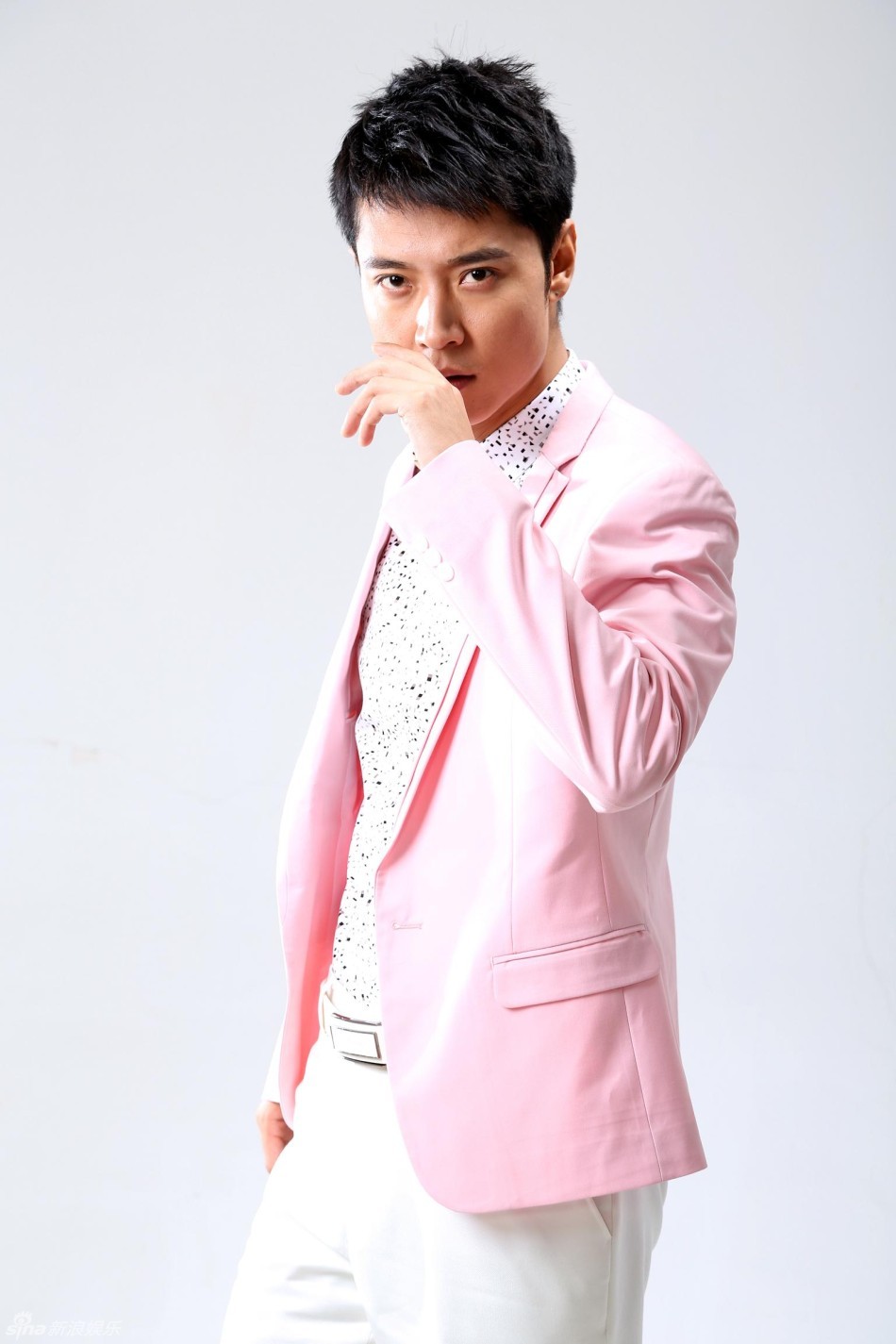 张丹峰早春粉红男郎写真展露飞扬的青春