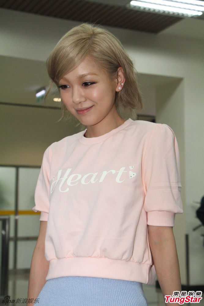 组图:西野加奈短裙登台 气质娇俏可爱十足_高清图集_新浪网