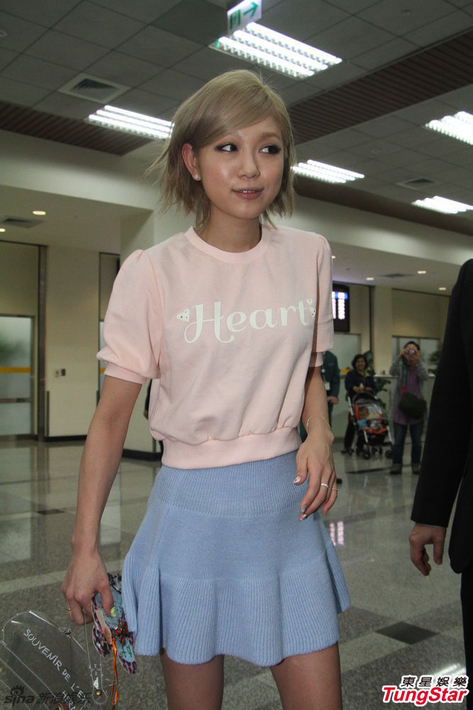 组图:西野加奈短裙登台 气质娇俏可爱十足_高清图集_新浪网