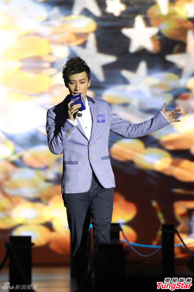 下页 自动播放 下载原图 新浪娱乐讯 乔任梁现身北京为某设计大赛担任