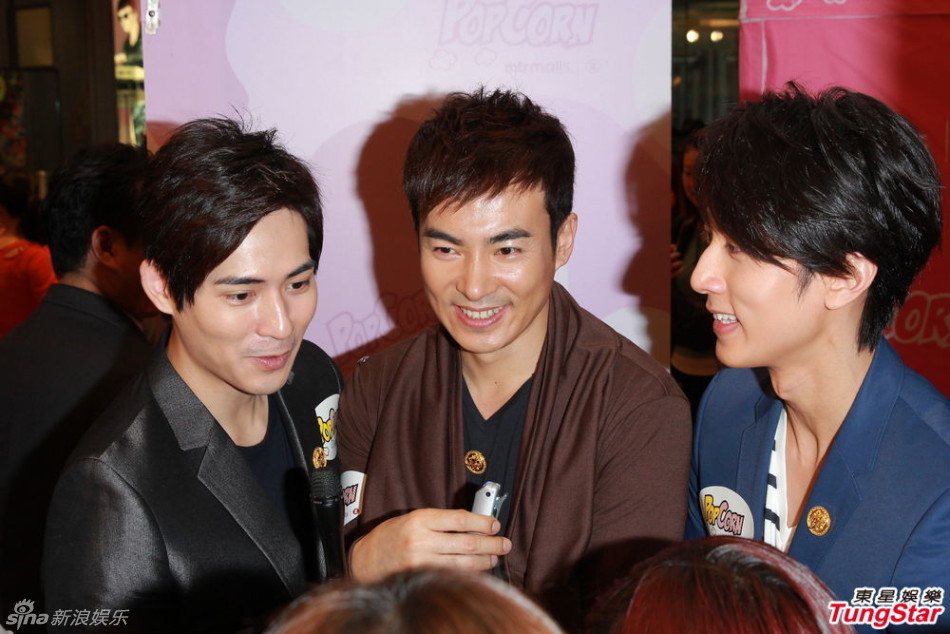 组图:周渝民吴尊出席宣传 手持兵器摆造型_高清图集_新浪网