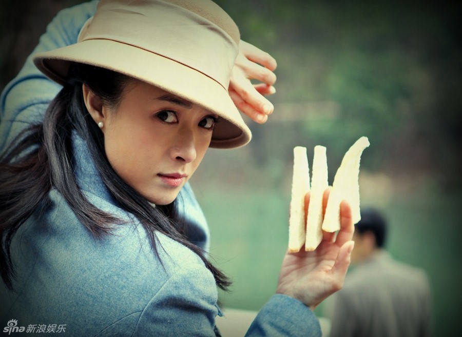组图:《箭在弦上》曝蒋欣搞笑花絮照变表情帝