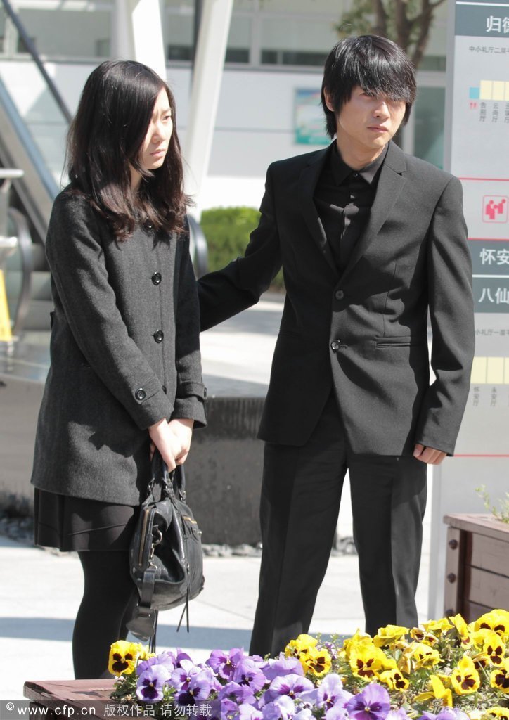 韩寒携太太出席新概念作文创始人追悼会