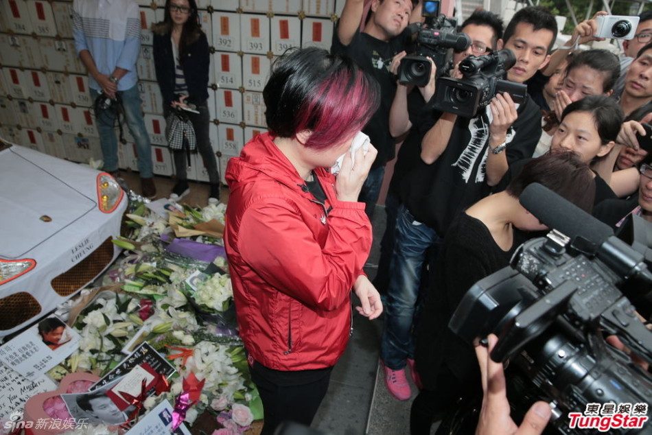 陈淑芬携粉丝拜祭张国荣