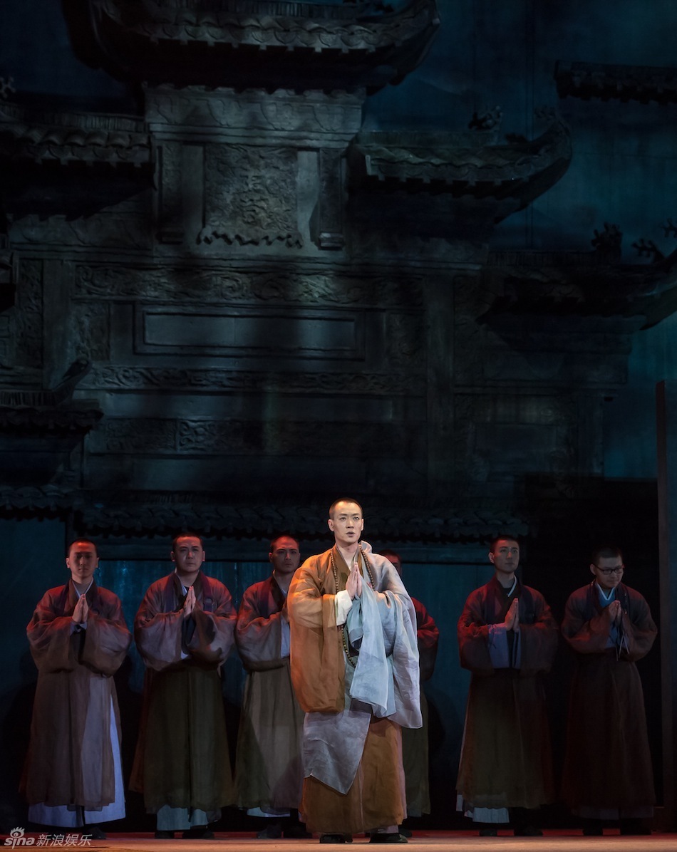 2 / 16 新浪娱乐讯 4月10日起,田沁鑫执导的话剧《青蛇》,将在国话