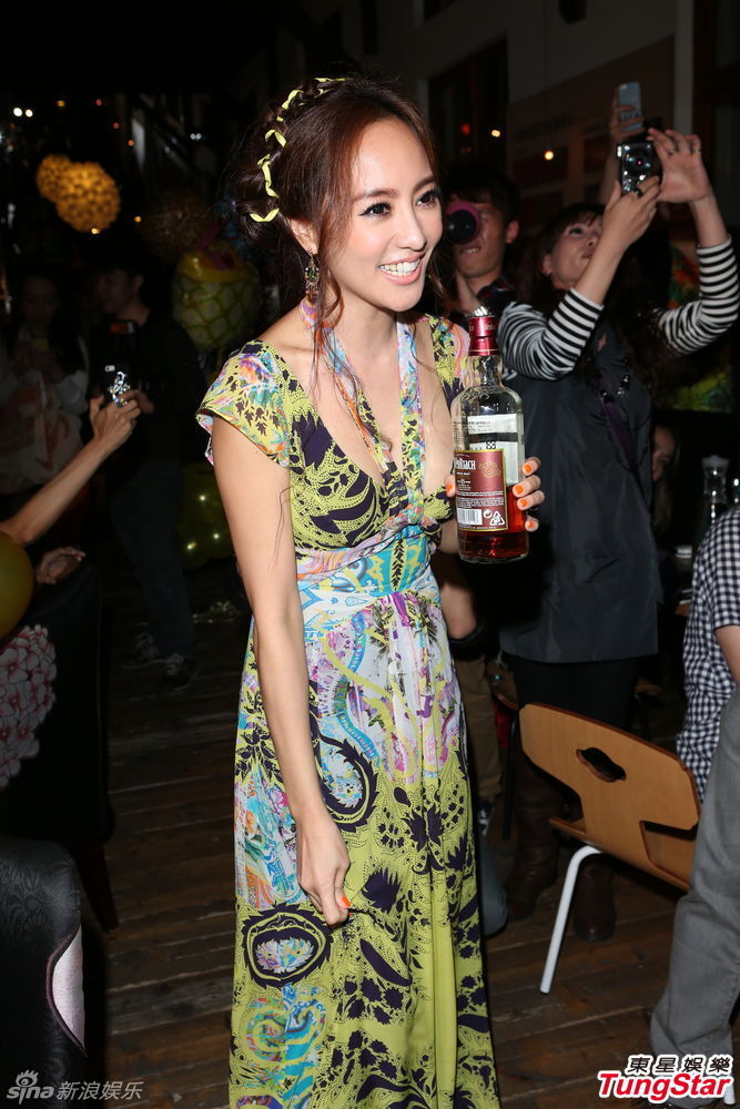 组图:富千金关颖深v小露微乳办单身派对_高清图集_新浪网