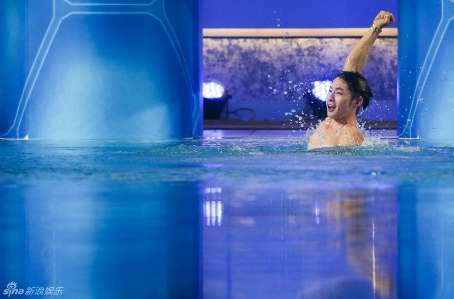组图:《星跳水立方》吴建豪展露腹肌_高清图集_新浪网
