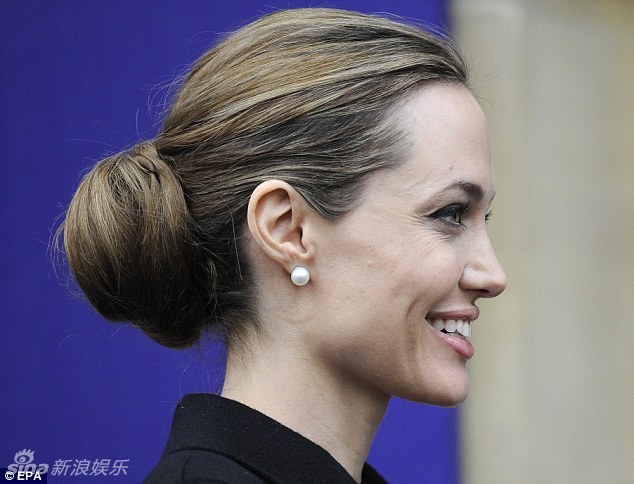 朱莉伦敦参加峰会 一身黑色战衣霸气外露