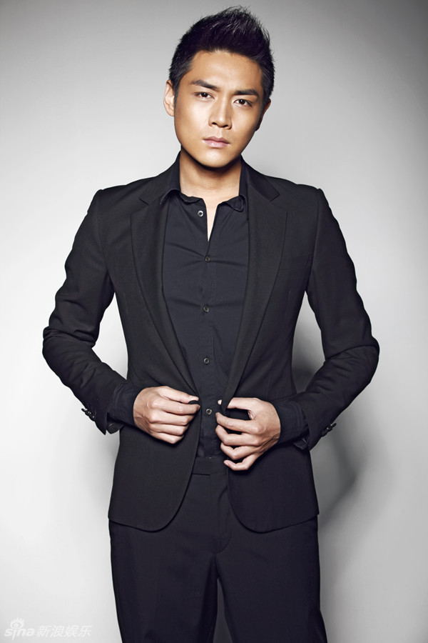 新浪娱乐讯 近日,新锐偶像霍政谚曝光了一组个人写真,棱角分明的五官