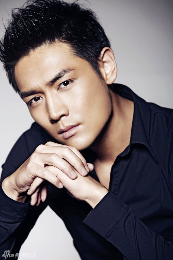 新浪娱乐讯 近日,新锐偶像霍政谚曝光了一组个人写真,棱角分明的五官