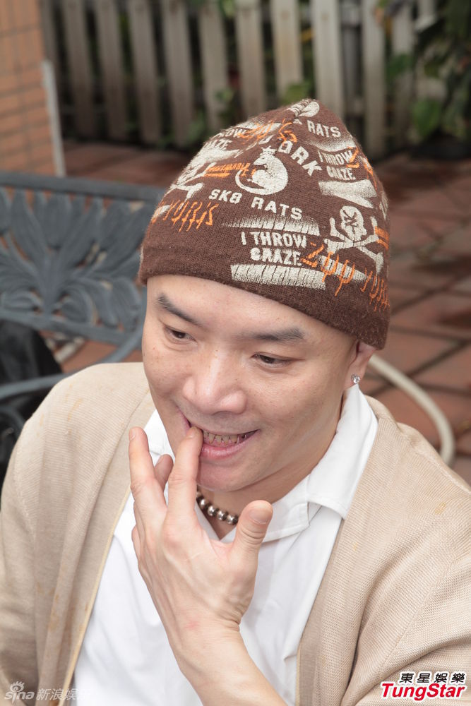 胞弟哭诉张卫健趁病谋财欠两千万