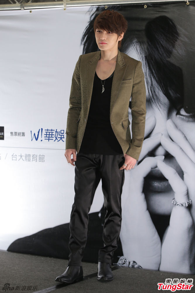 金在中亮相台湾衣着随性电力十足