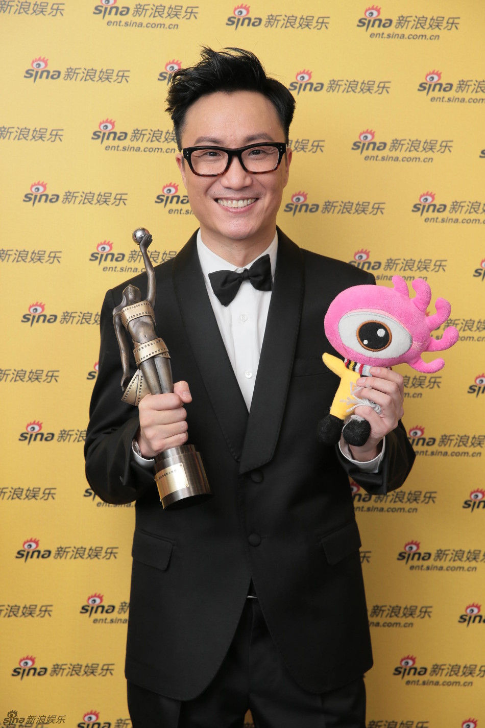 图为金像奖得主后台秀奖杯.