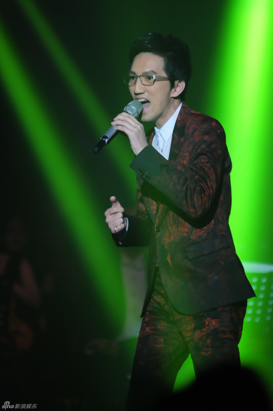 新浪娱乐讯 4月12日晚我是歌手总决赛上演,羽泉凭借在帮帮唱环节邓超