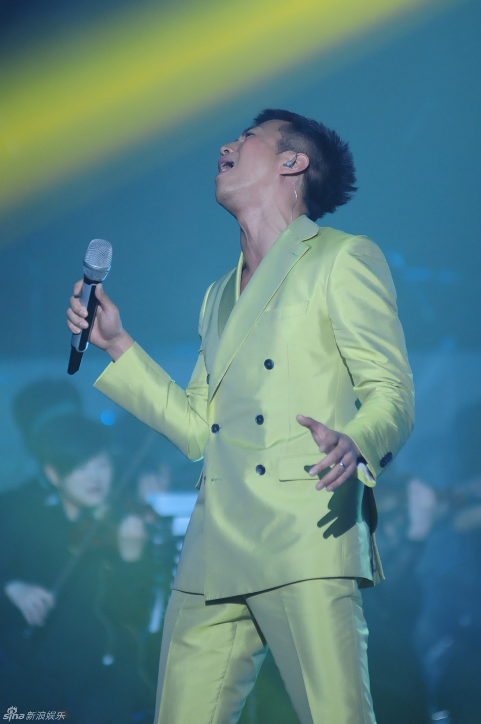 新浪娱乐讯 4月12日晚我是歌手总决赛上演,羽泉凭借在帮帮唱环节邓超