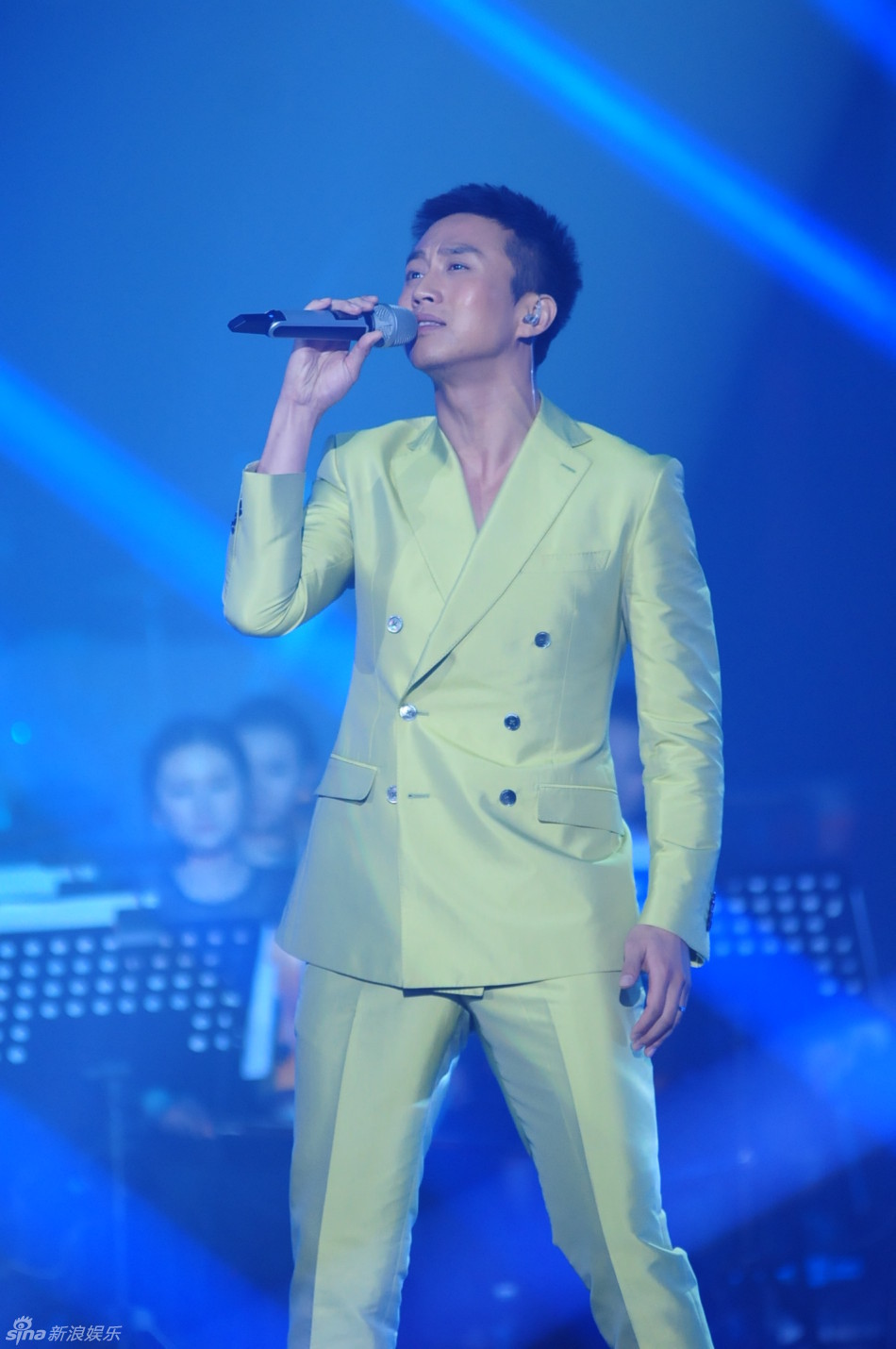 新浪娱乐讯 4月12日晚我是歌手总决赛上演,羽泉凭借在帮帮唱环节邓超