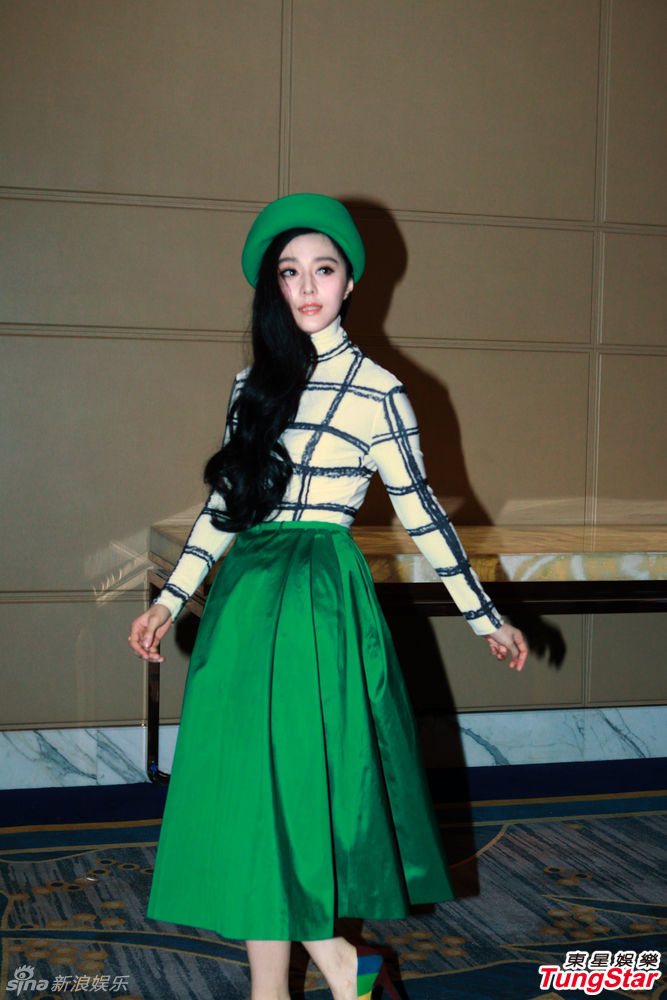 新浪娱乐讯 14日,范冰冰为其代言的眼镜品牌站台.