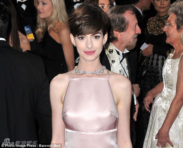 新浪娱乐讯 近来,好莱坞女星中刮起"真空"旋风,无论是薄纱衣衫还是丝