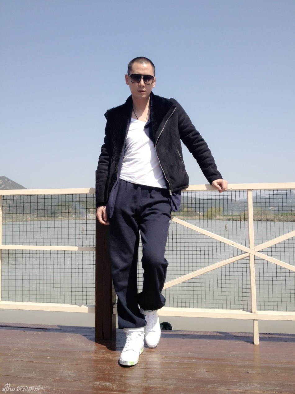 韩栋春日写真曝光 多种风格秀型男范儿