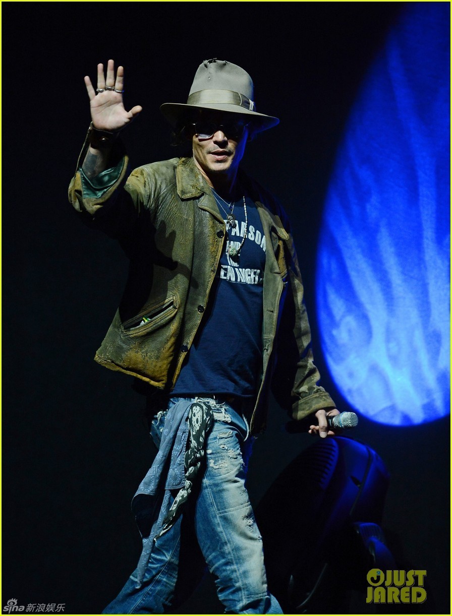 组图:约翰尼德普登台宣传 尽显不羁熟男魅力_高清图集_新浪网